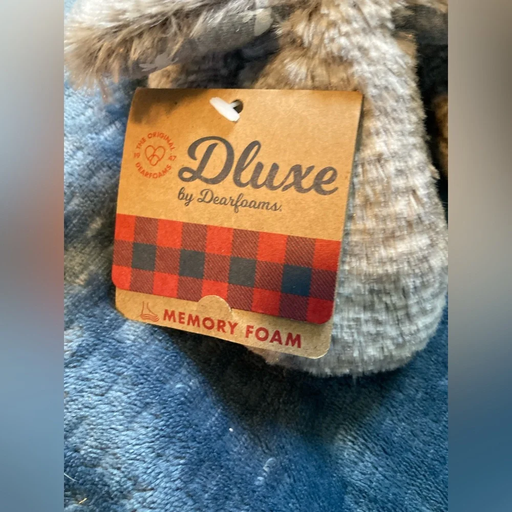 Dearfoam size 11/12, fuzzy comfy slippers for little kid